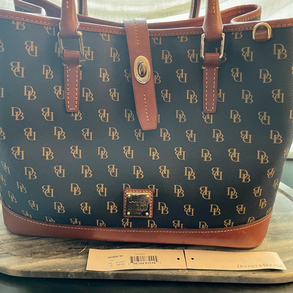 Dooney & Bourke Perry satchel. In good condition 👇🏼see condition below